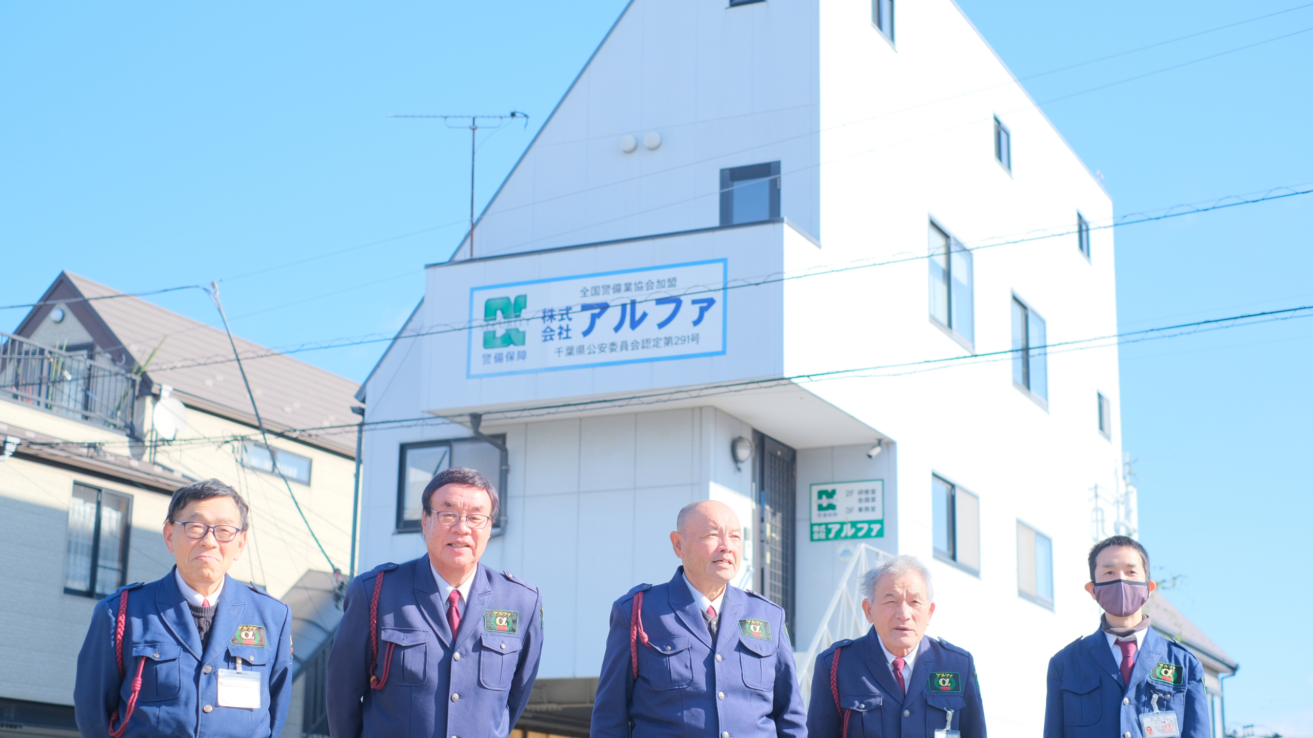 温かい雰囲気のオフィスで談笑する人々